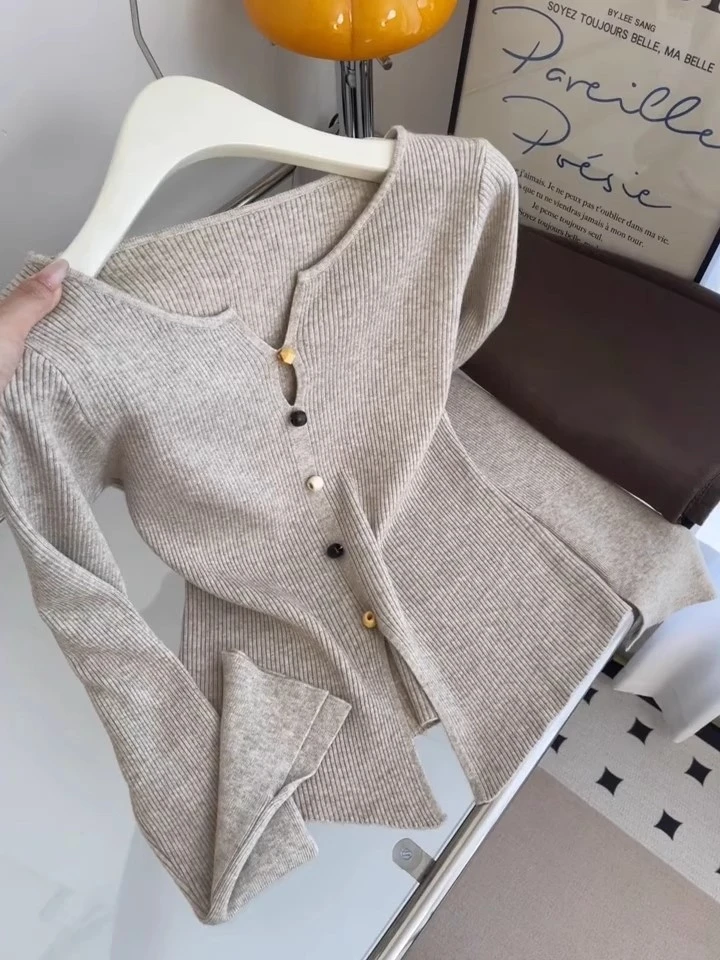 法式气质纽扣喇叭袖针织衫毛衣女早秋季新款修身显瘦v领打底上衣