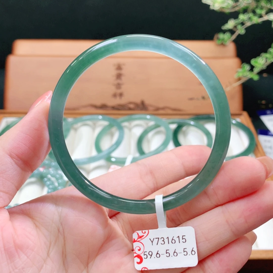 翡翠手镯未镶嵌天然
