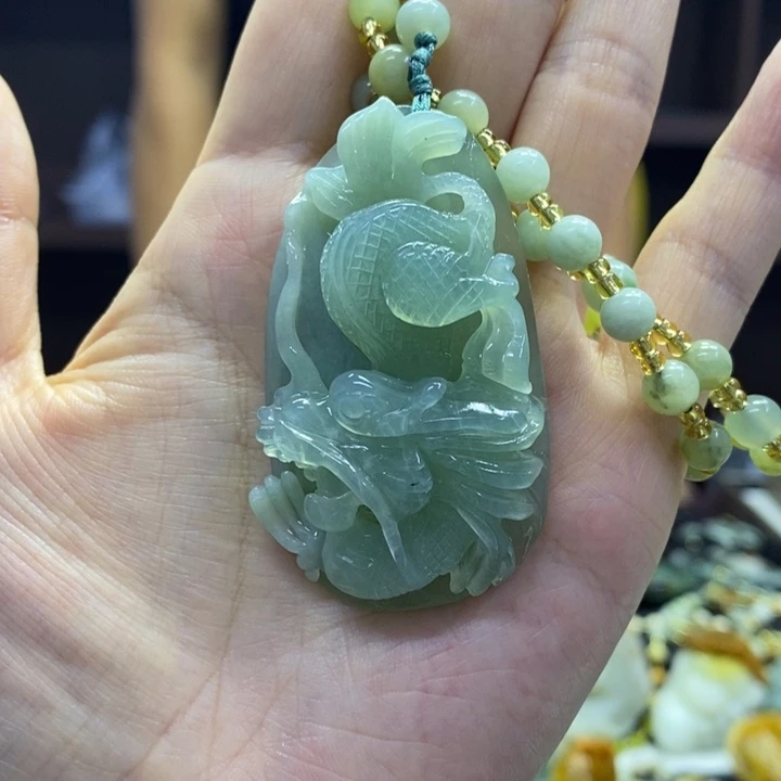 蛇纹石玉未镶嵌颈饰