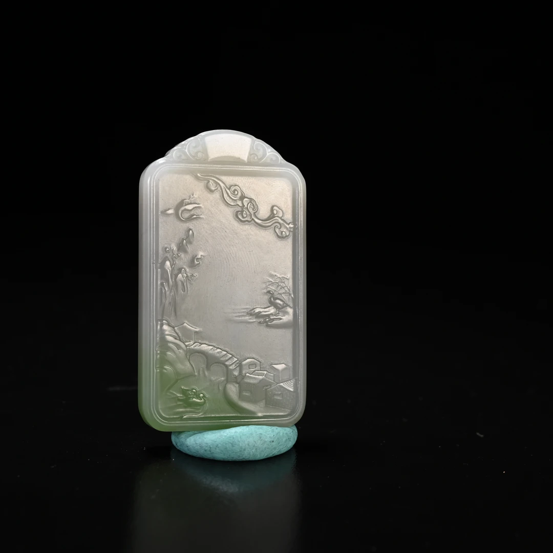 LOT8814 2511090011和田玉翠青山水牌佩/保利