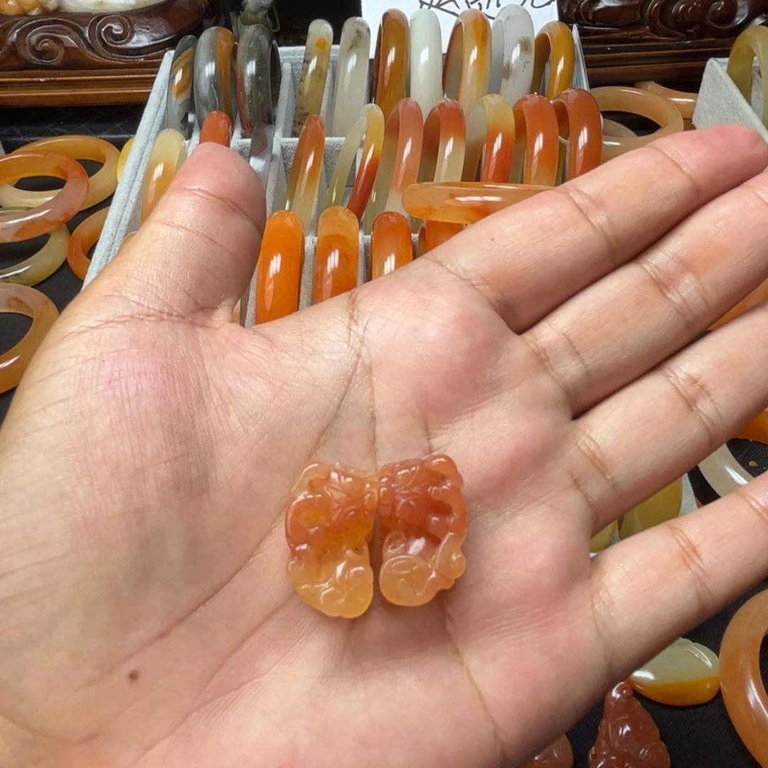 富***具石英质玉（黄龙玉）未镶嵌手镯