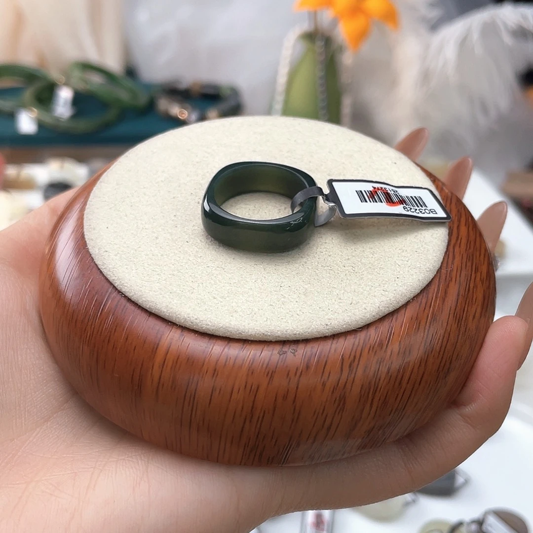 和田玉未镶嵌戒指湖水绿方圆19.3v588