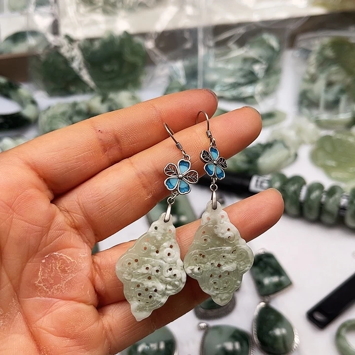 透闪石-蛇纹石玉未镶嵌耳环