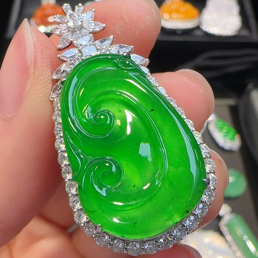 翡翠18K金镶嵌颈饰高冰正阳绿如意