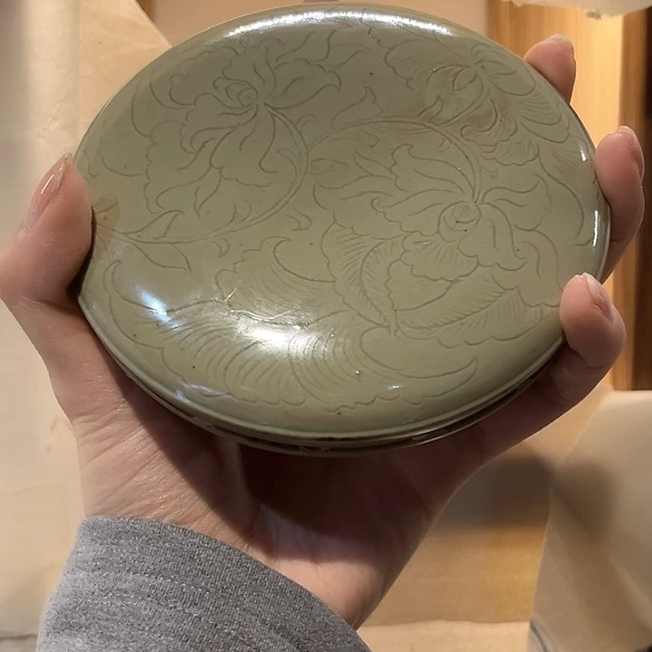 茶盏伴***人秘色瓷盖盒