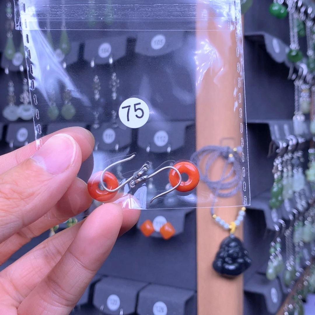 南红玛瑙耳饰银S925镶嵌向**?