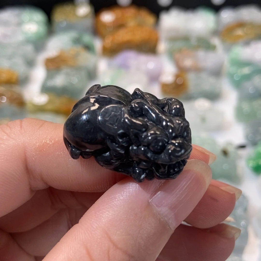 翡翠未镶嵌颈饰貔貅