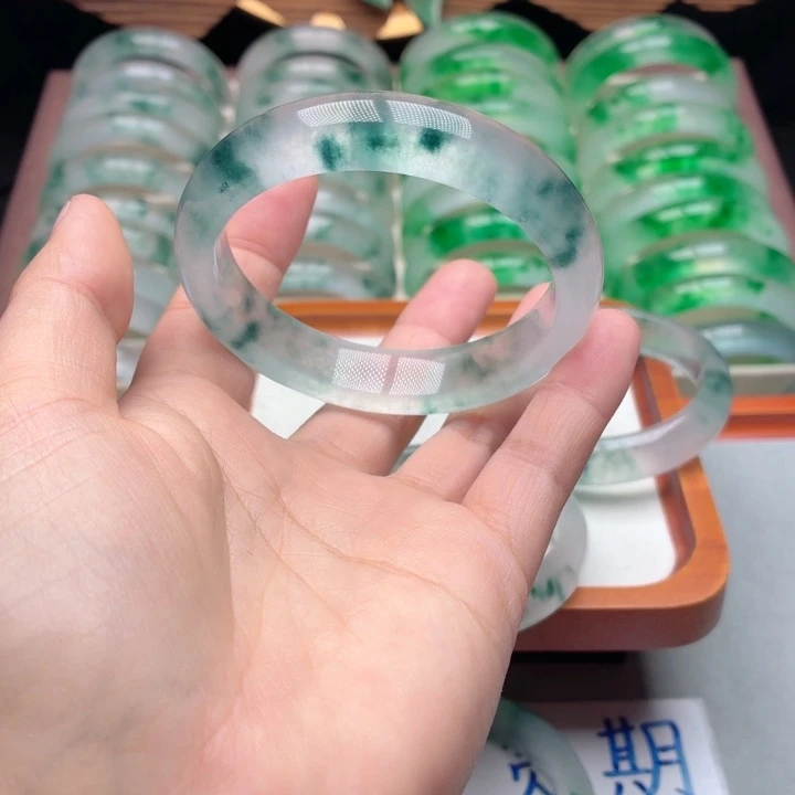 与***漫石英质玉未镶嵌手镯