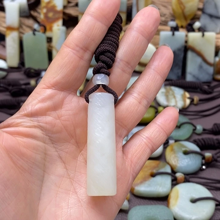 蛇纹石玉未镶嵌颈饰