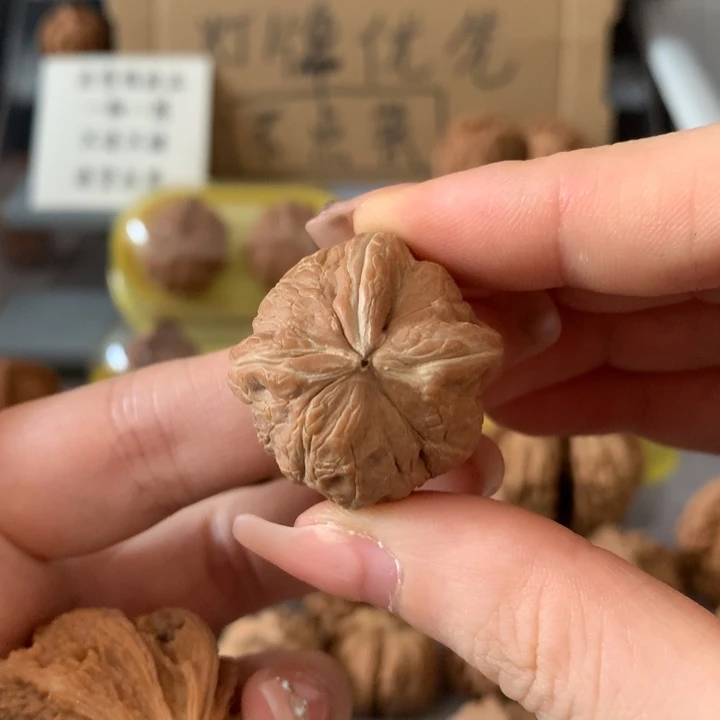 肆****文玩核桃吊坠异形单只，有瑕疵