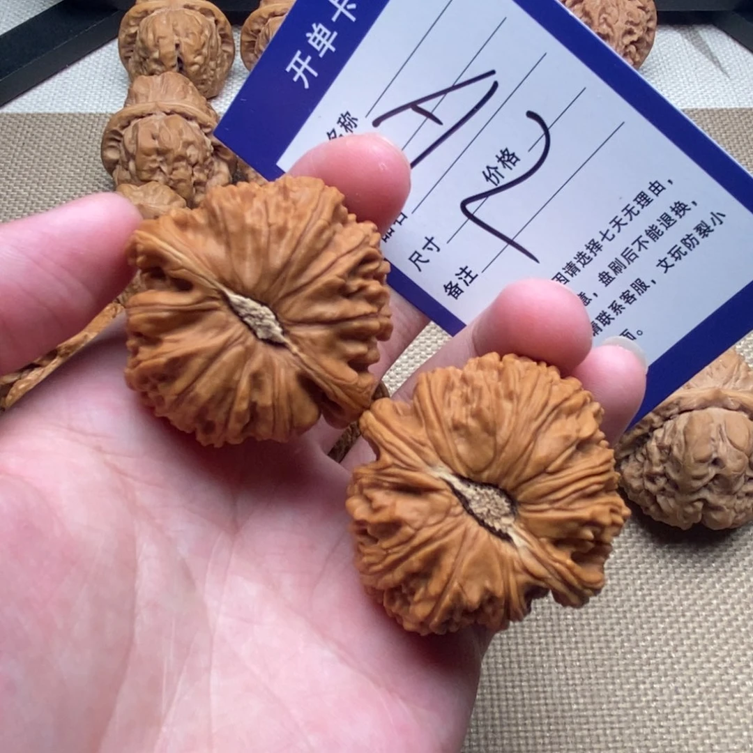 文玩核桃把件大肚卡姿兰大眼睛球白