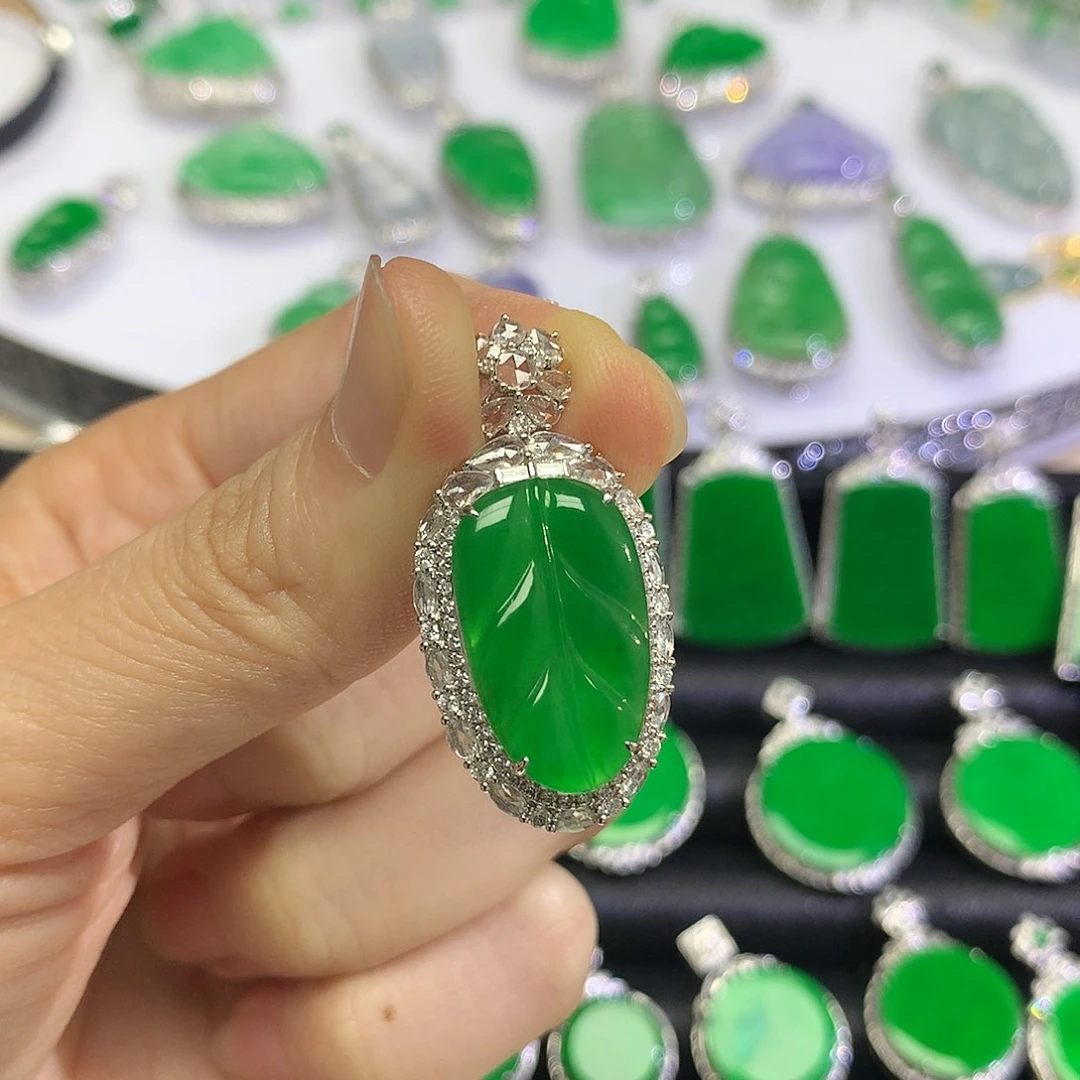 颈饰18K金镶嵌翡翠吊坠