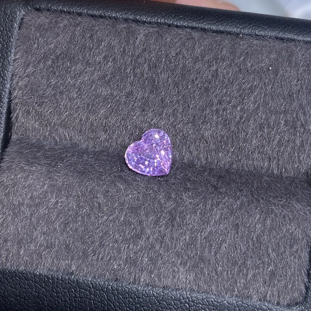天然无烧薰衣草蓝宝石裸石1.59ct心形全净玻璃体
