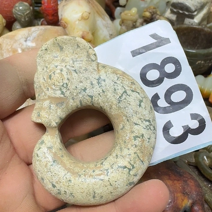 透闪石-蛇纹石玉未镶嵌颈饰