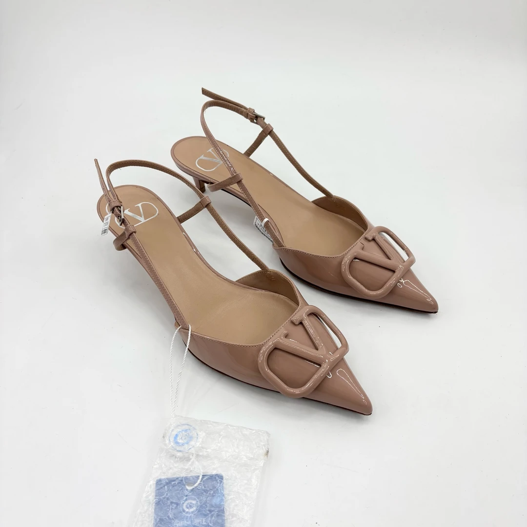 99新 Valentino/华伦天奴 37码浅粉色细跟V扣尖头高跟鞋TT250399