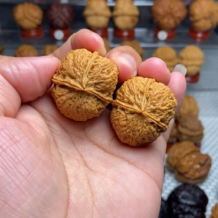 文玩核桃把件密石三棱61