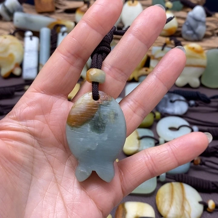 蛇纹石玉未镶嵌颈饰