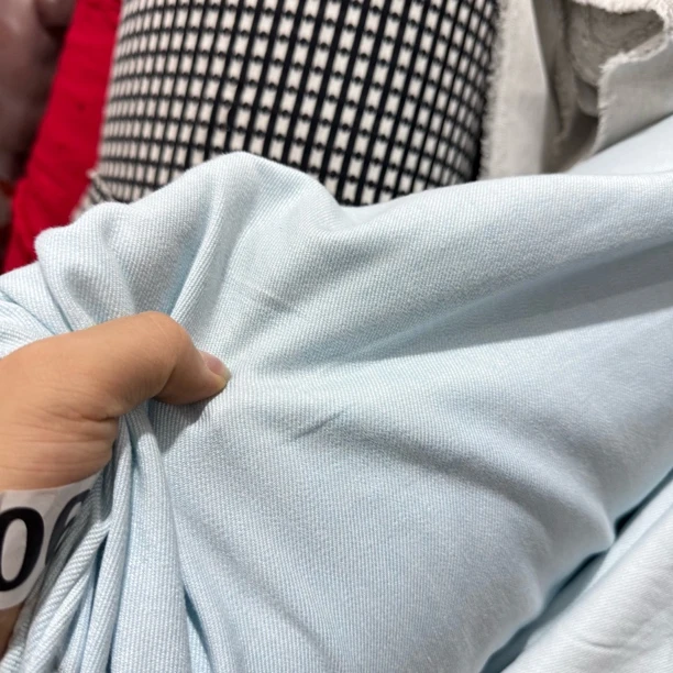 60 丝滑有光泽的柔软天丝牛仔面料3米价 天蓝色