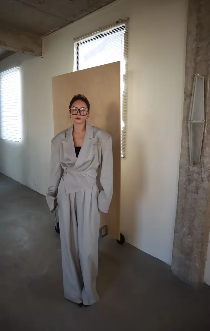 KIOKWANG//设计感小众不规则交叉下摆短款垫肩西装西裤套装