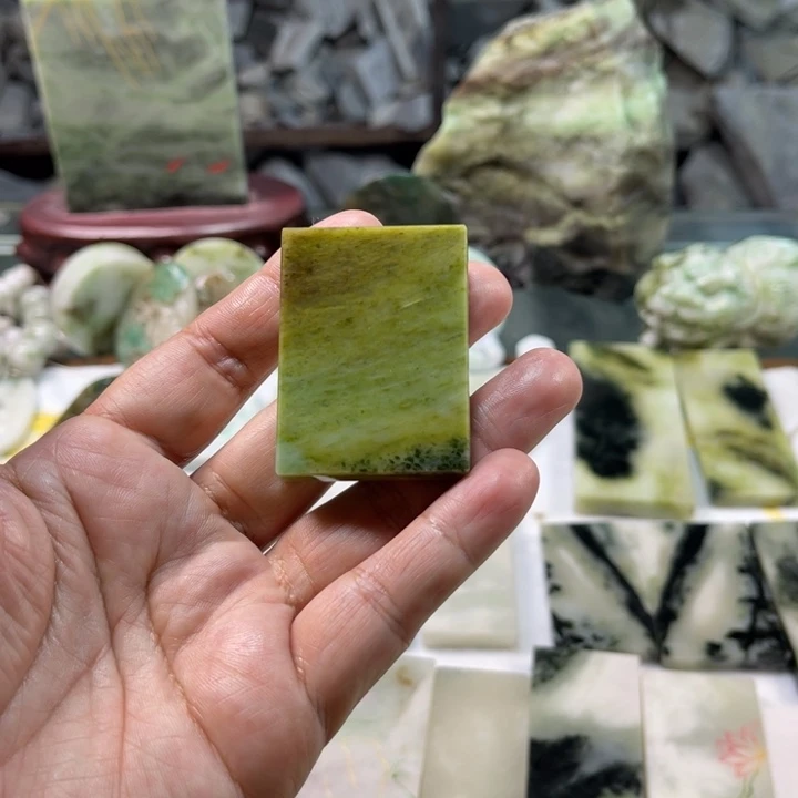 独山玉颈饰未镶嵌