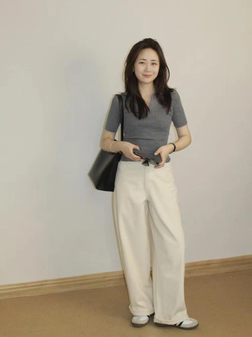 【轻行all】时尚都市休闲舒适简约套装灰色V领上衣杏白色牛仔裤显瘦