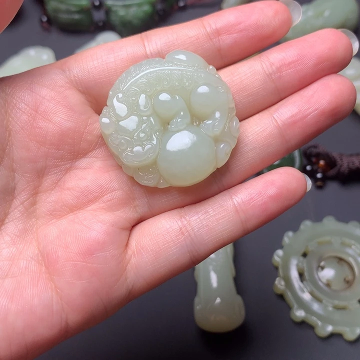 用***1和田玉未镶嵌颈饰