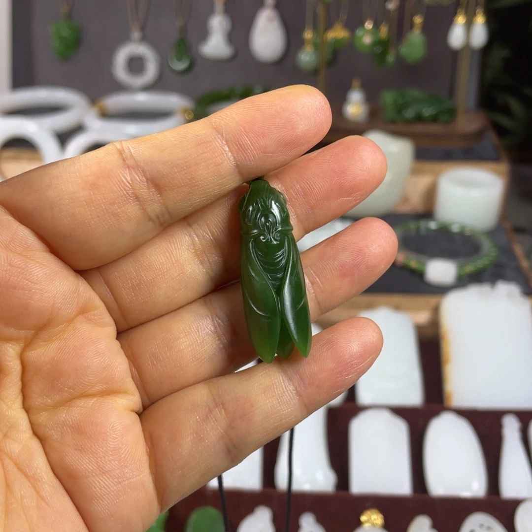 如***生和田玉未镶嵌颈饰