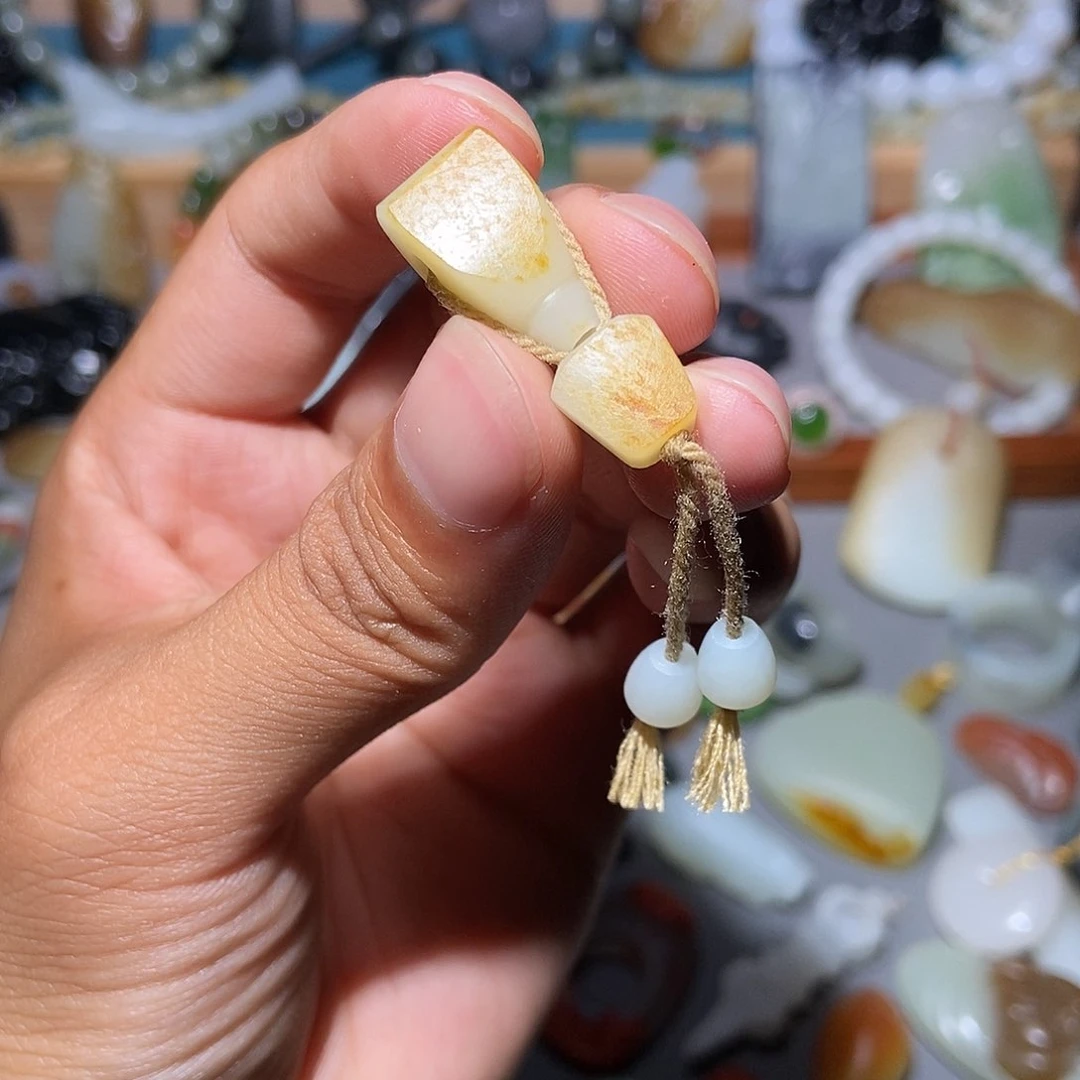 和田玉未镶嵌颈饰慎*