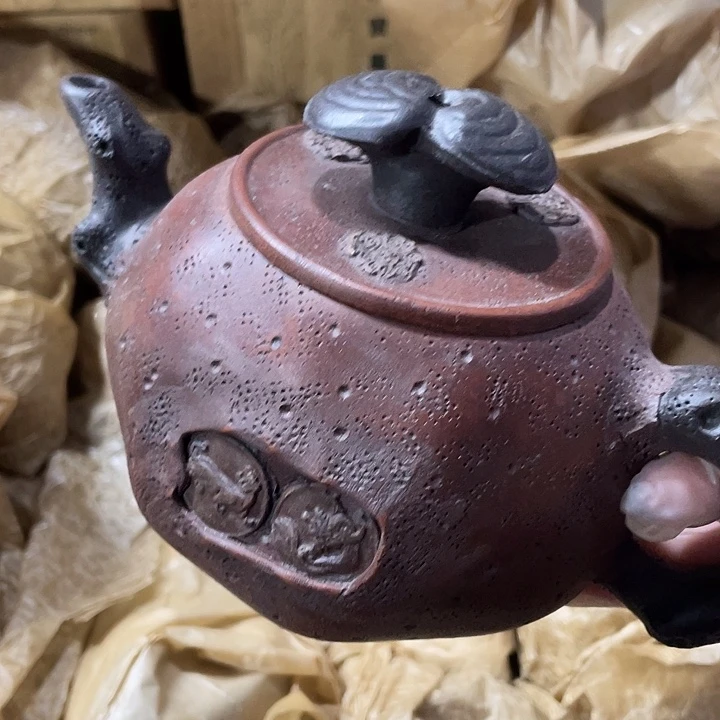 茶壶紫砂原矿泥料手工制作的一把紫砂壶。