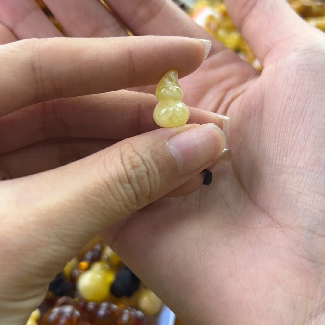 琥珀珠宝奇石未镶嵌