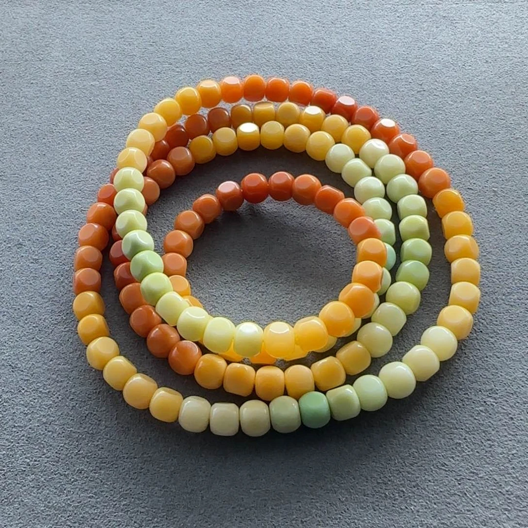 石英质玉（缅黄）手串未镶嵌玩****。