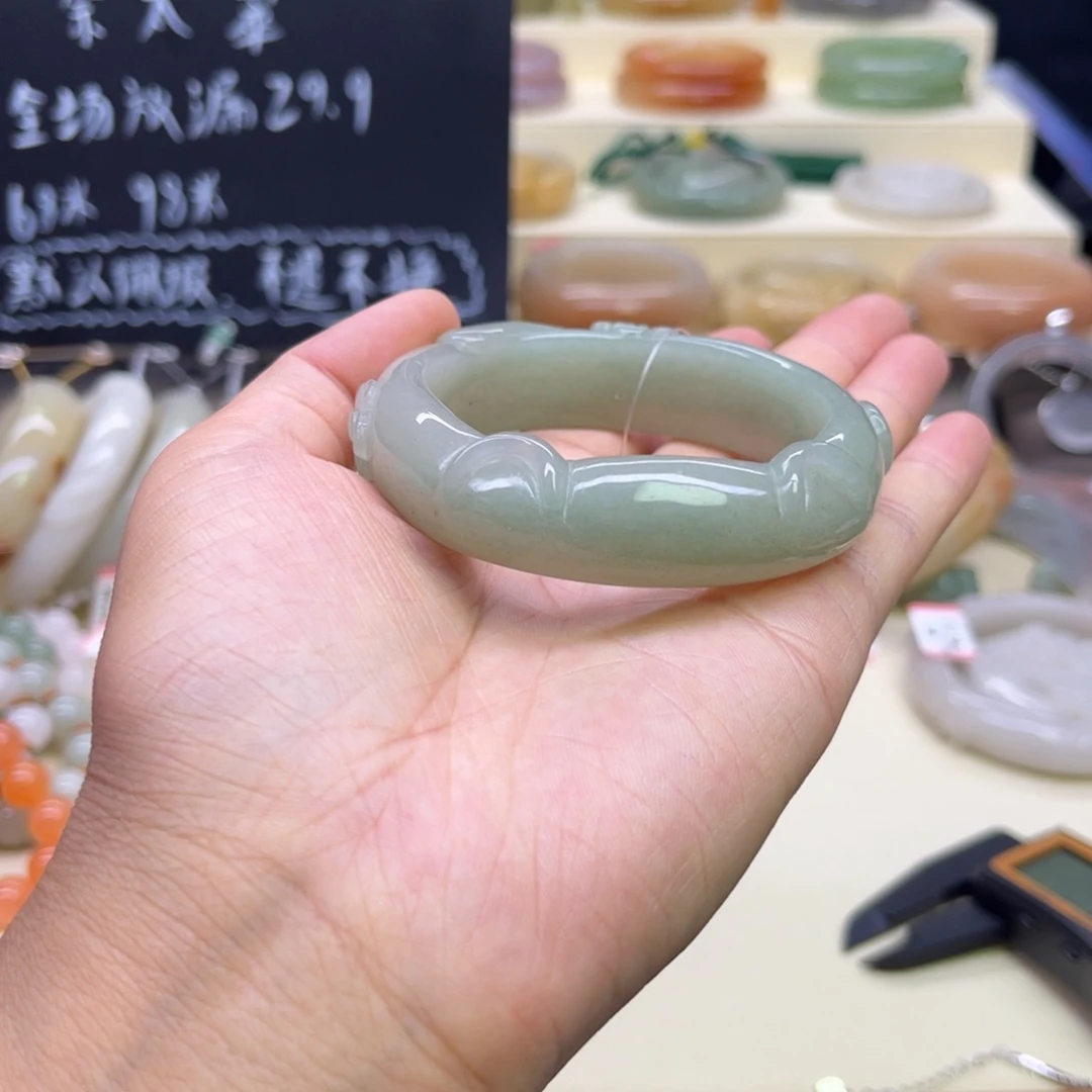 敏***敏未镶嵌手镯石英岩玉