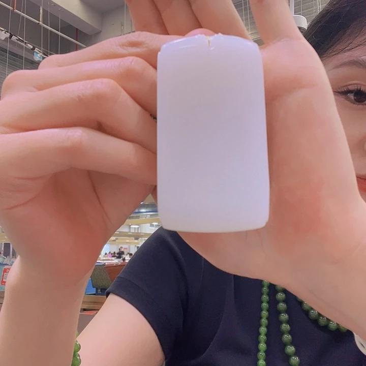 阿***尧和田玉未镶嵌颈饰