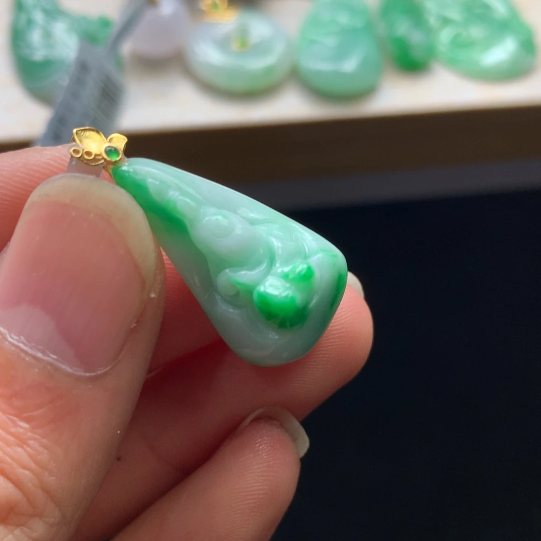 翡翠18K金镶嵌颈饰吊坠