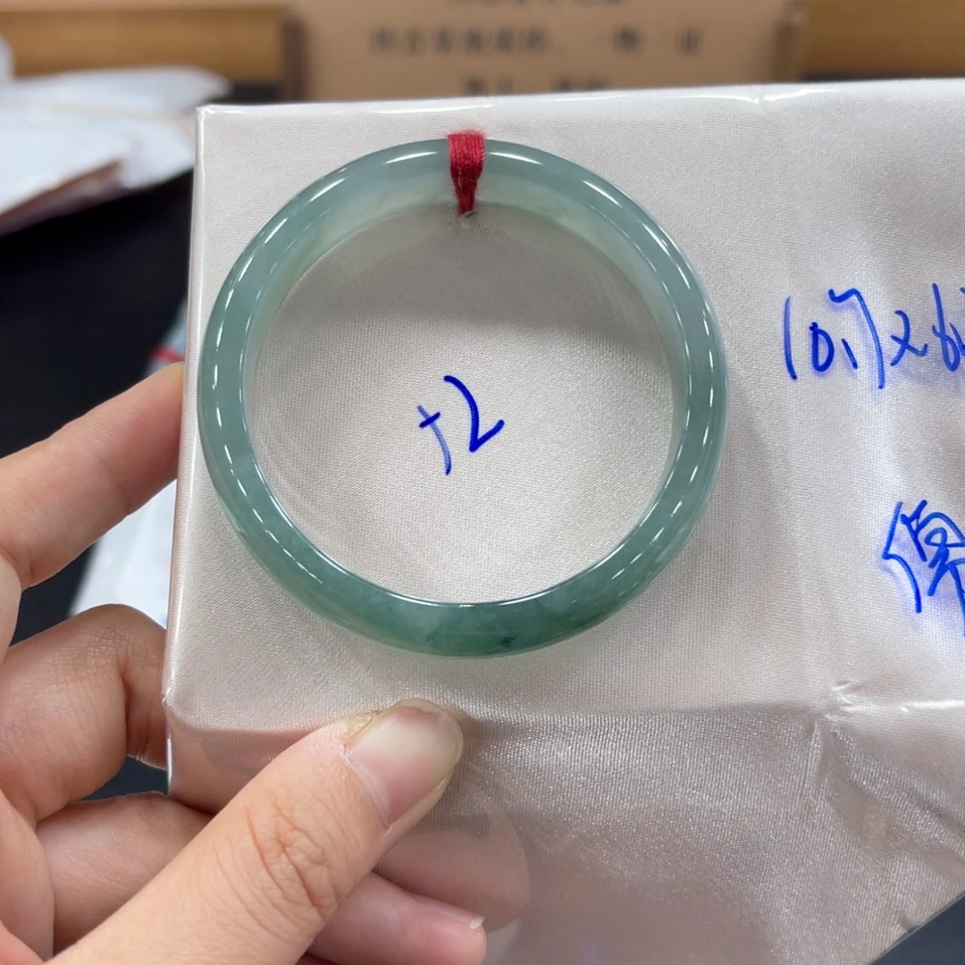 翡翠手镯未镶嵌翡翠