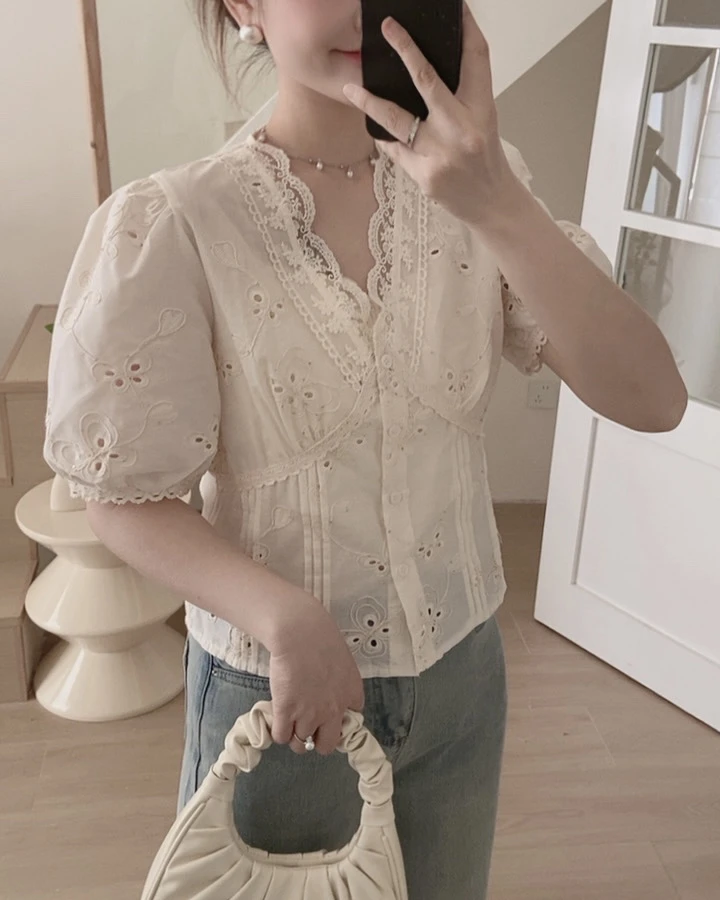 新款法式蕾丝重工花边V领衬衫女夏季显瘦气质上衣
