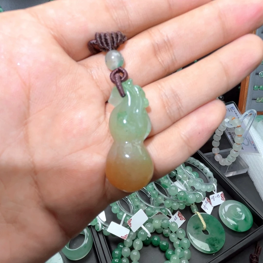 颈饰未镶嵌石英质玉（非洲翠）