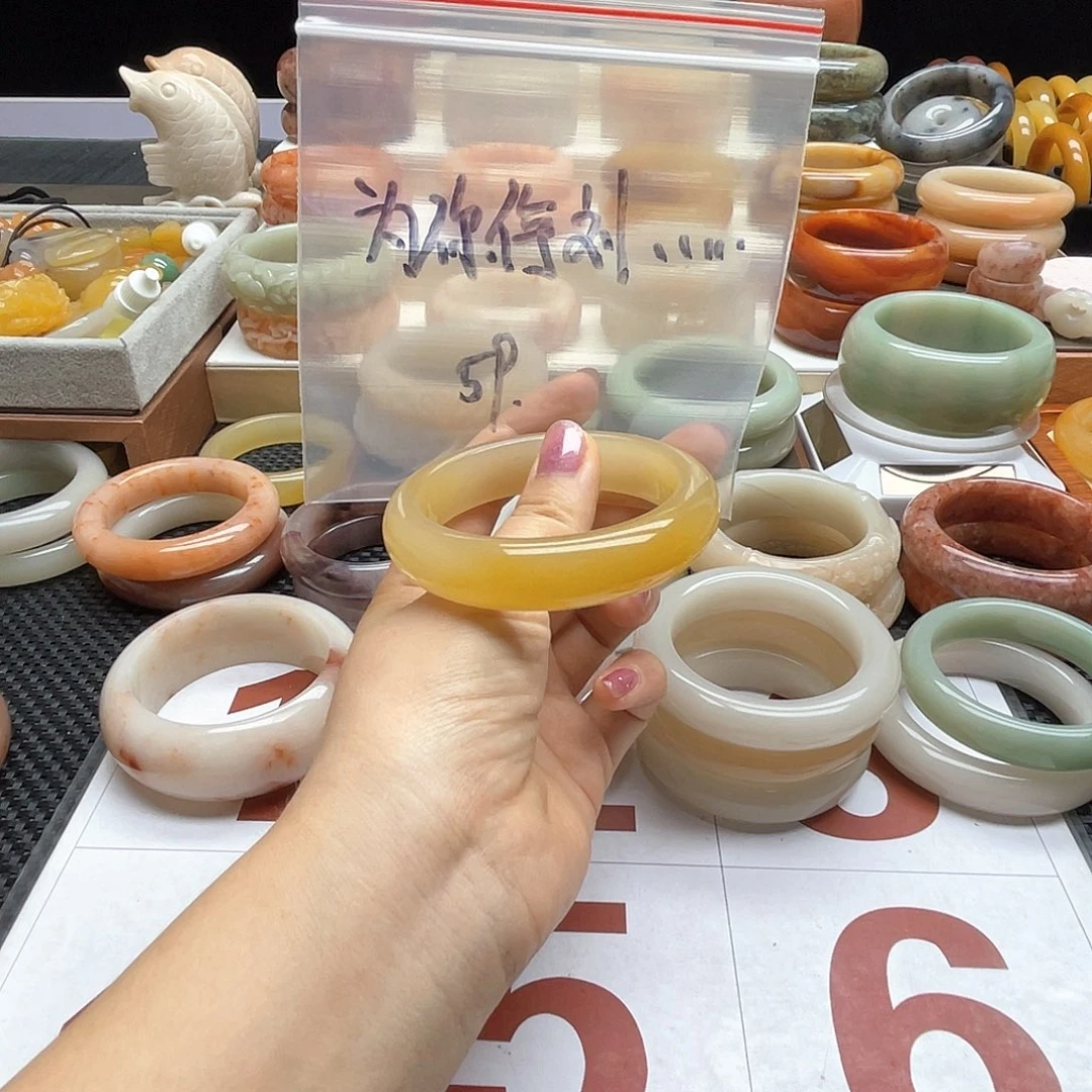 为***)石英质玉（佘太翠）手镯未镶嵌