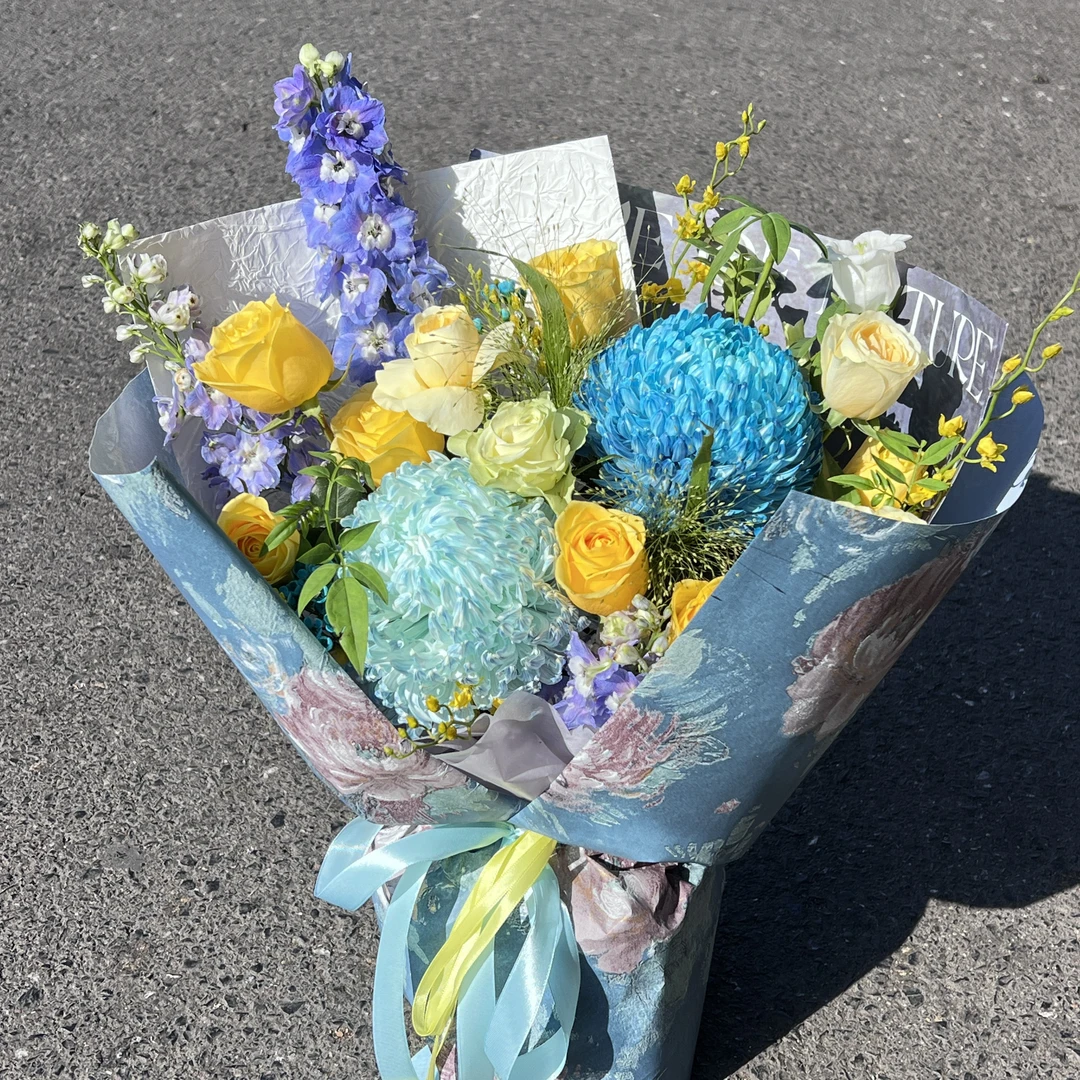 2朵蓝色牡丹菊搭配黄玫瑰同城配送上门牡丹菊颜色不稳定可私信看