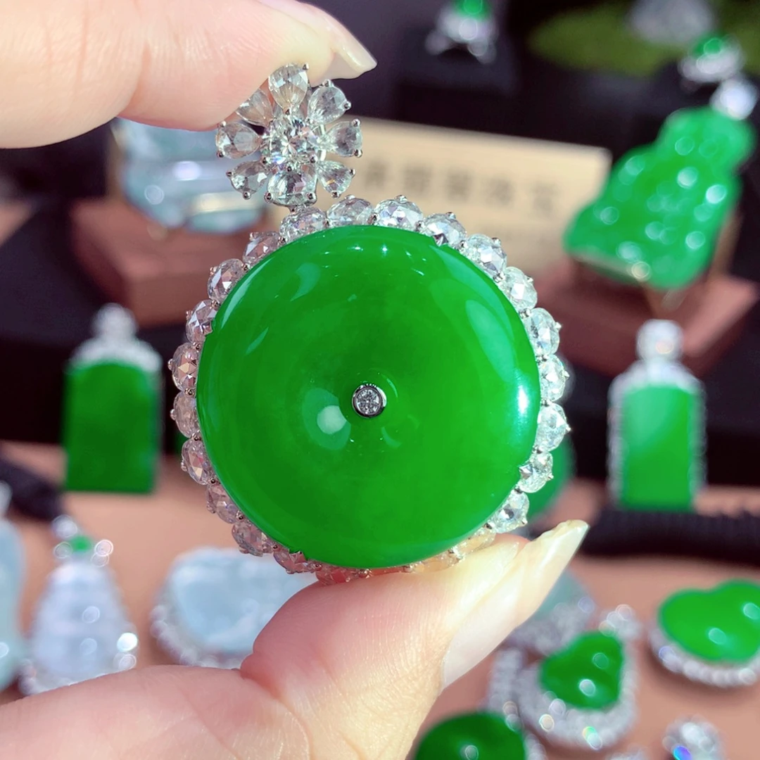 翡翠18K金镶嵌颈饰