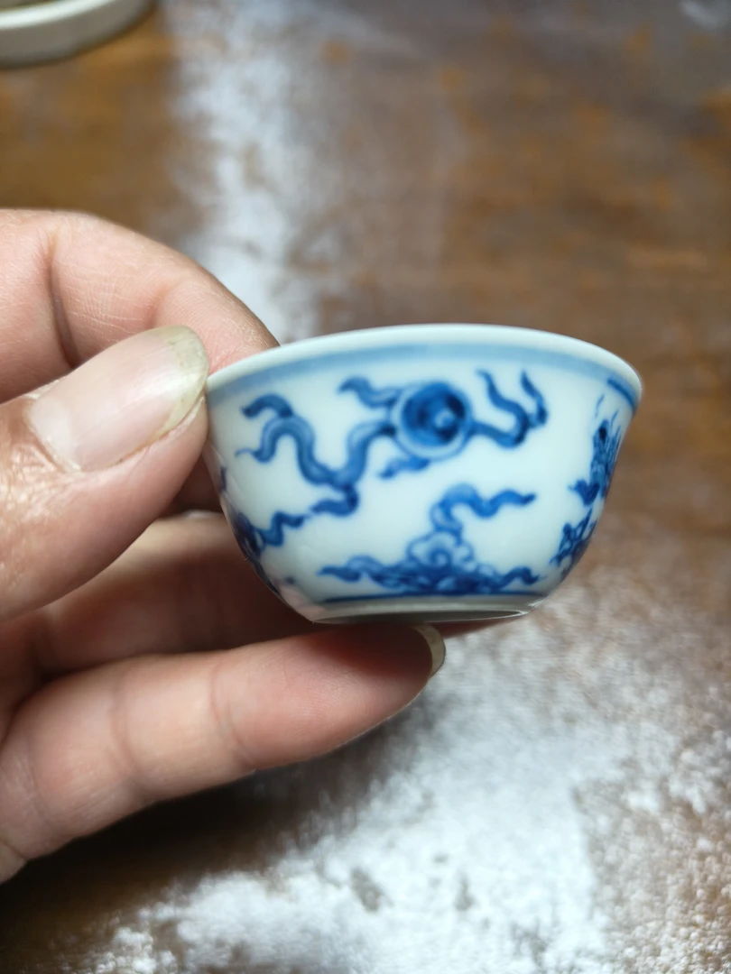 青花压手杯一件！