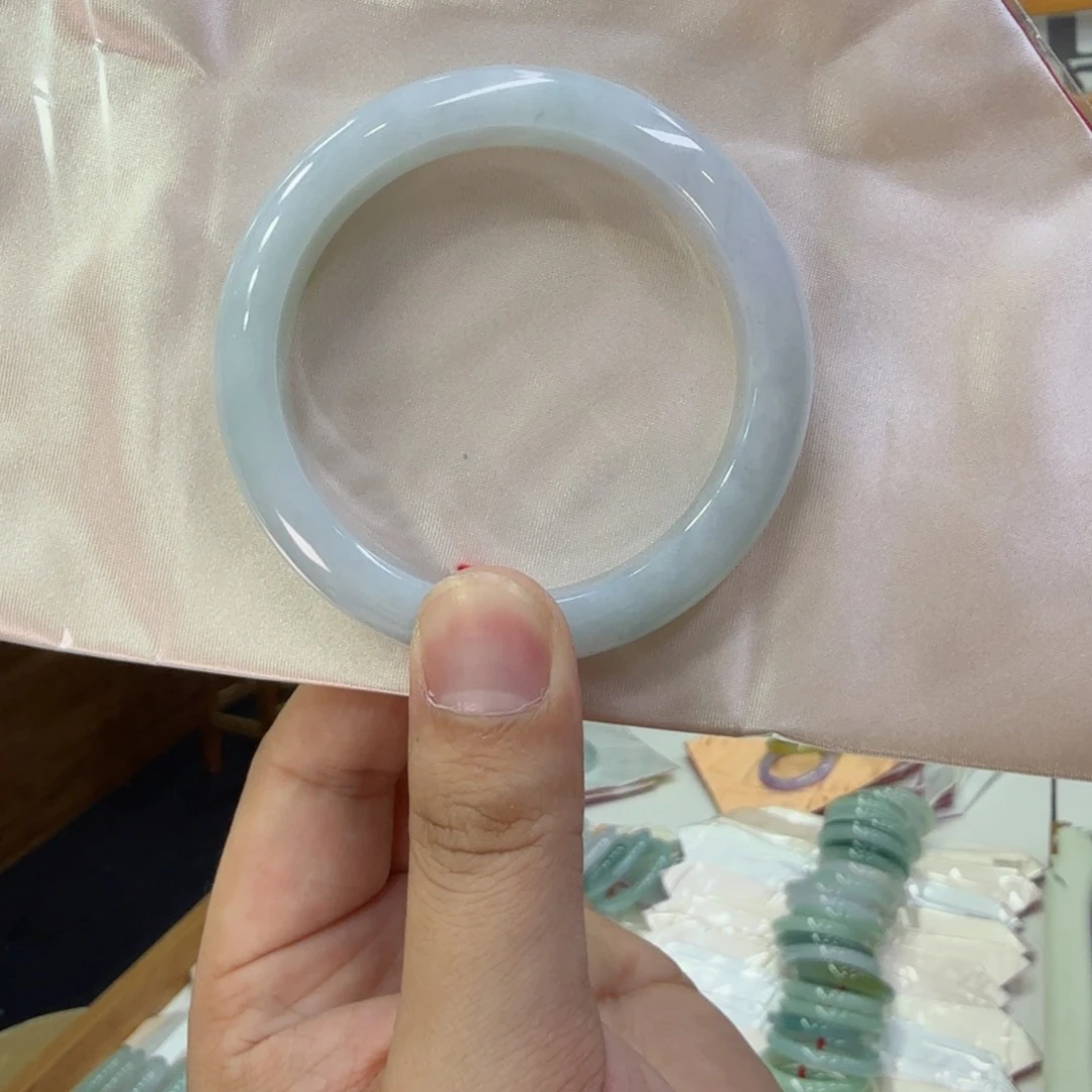 翡翠手镯未镶嵌翡翠
