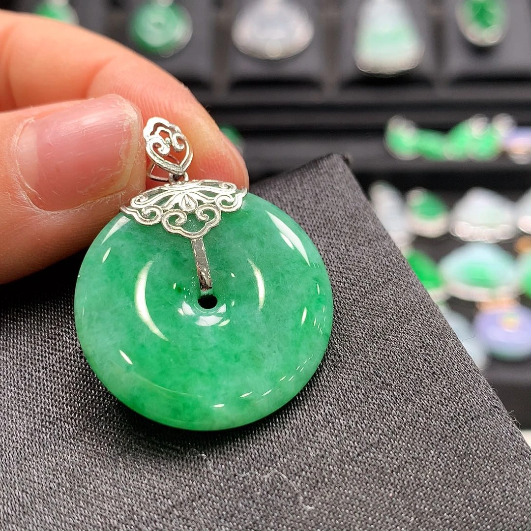 翡翠18K金镶嵌颈饰平安扣