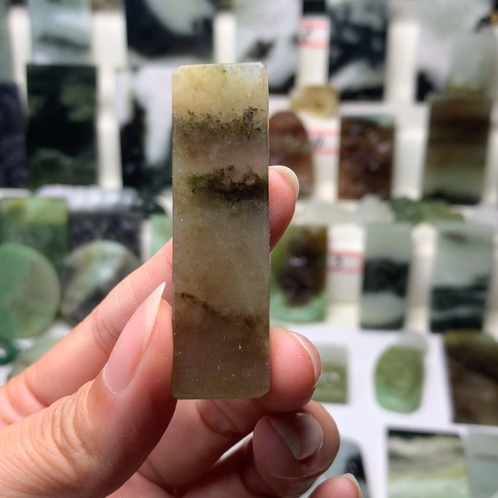 独山玉未镶嵌颈饰