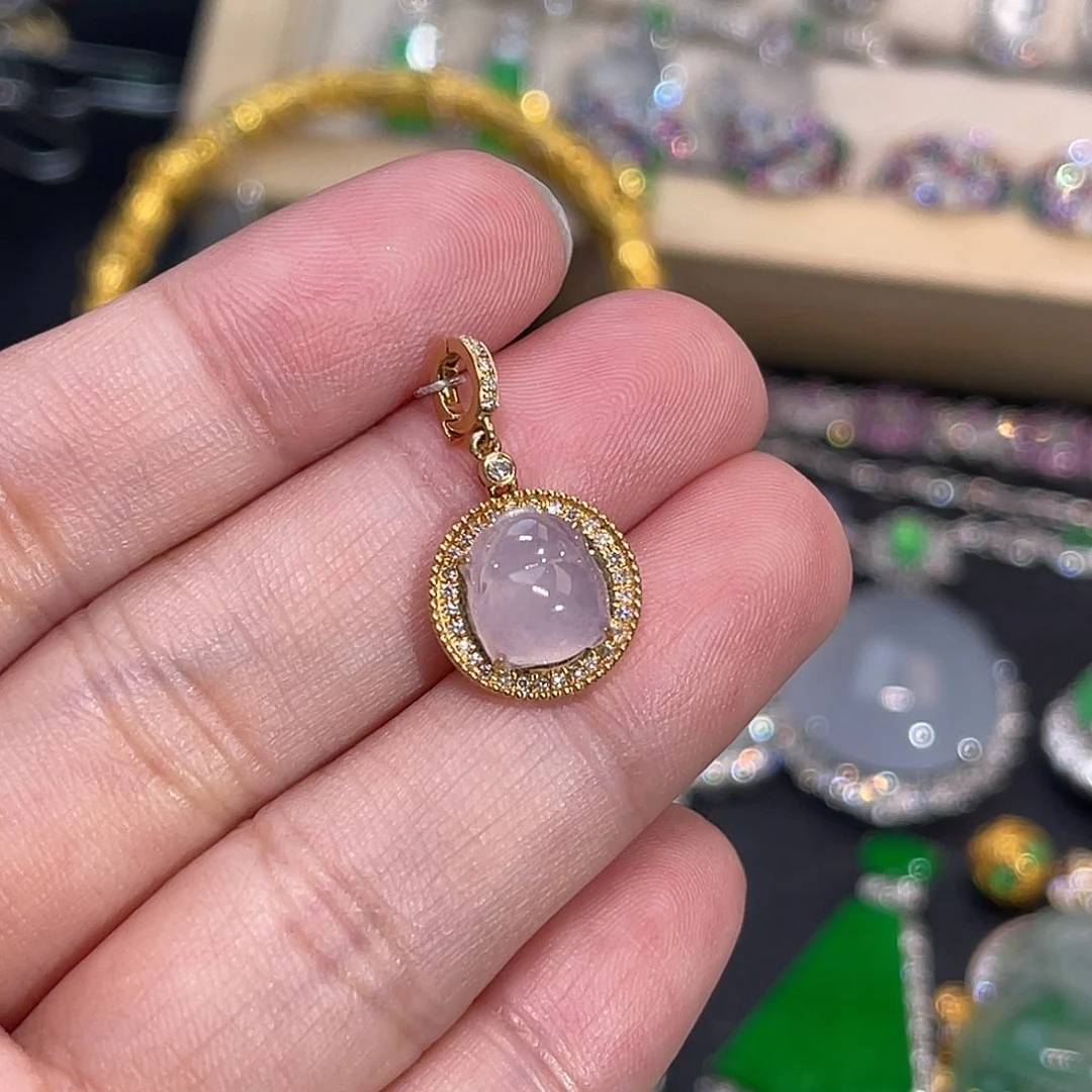 颈饰18K金镶嵌翡翠小猪