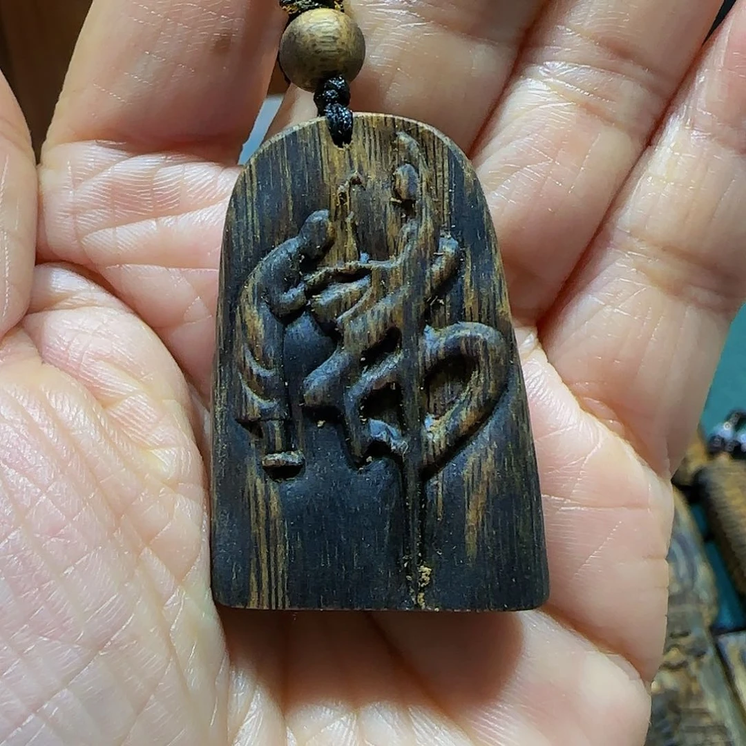 沉香吊坠海南绿奇张勺子老料雕刻问佛带绳8.6克