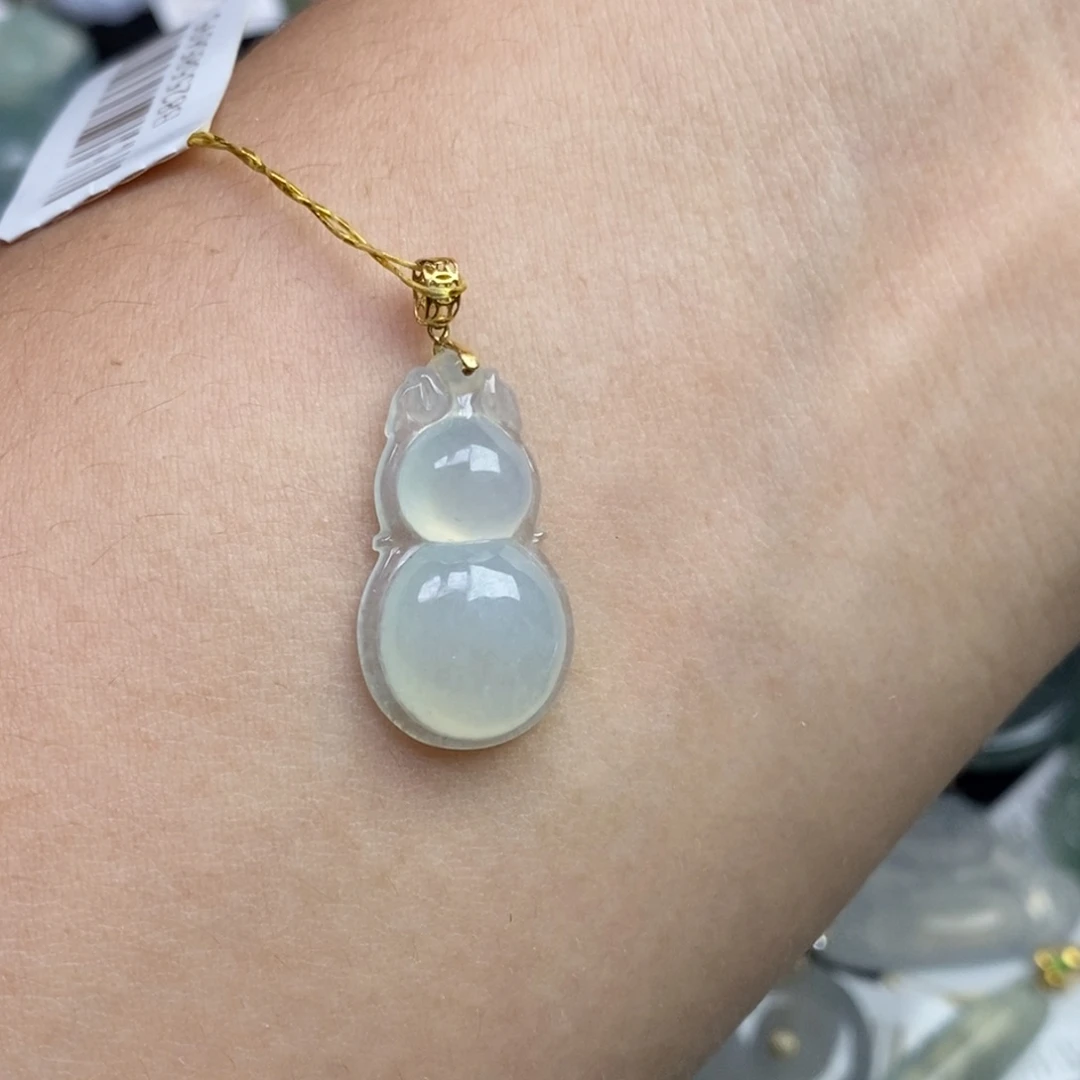 翡翠18K金镶嵌颈饰葫芦