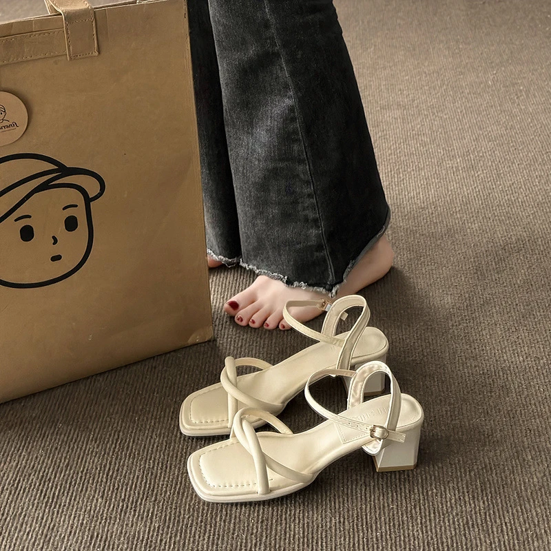 0111夏季新款时尚百搭温柔复古粗跟防滑一字带高跟鞋