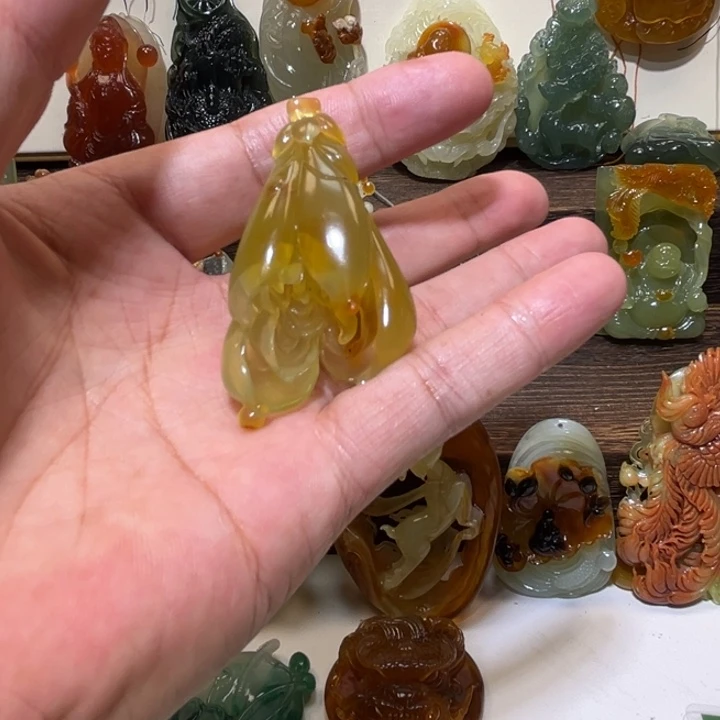 岫玉未镶嵌吊坠(赠链)