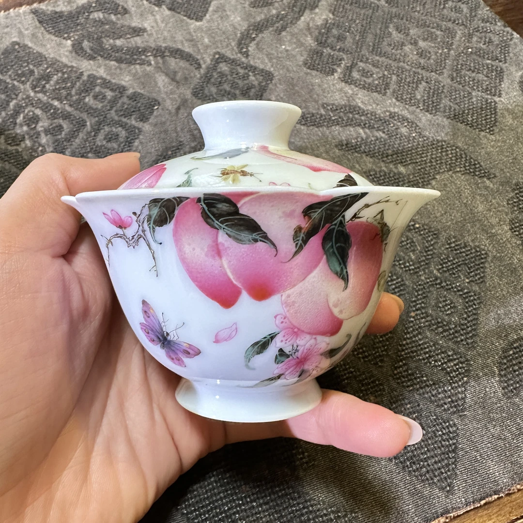 钟新春 粉彩桃其乐融融花口盖碗